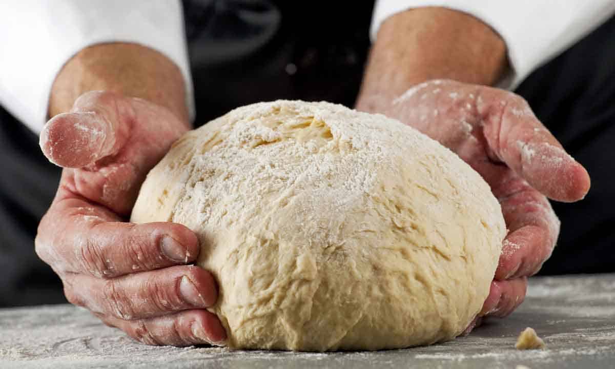 mano dando forma de bollo tipo guillotina