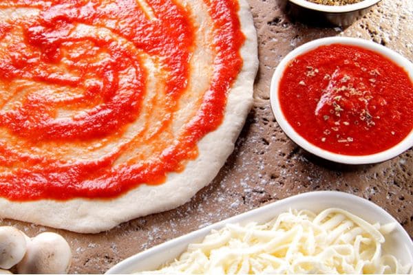Pizza vista desde arriba con salsa